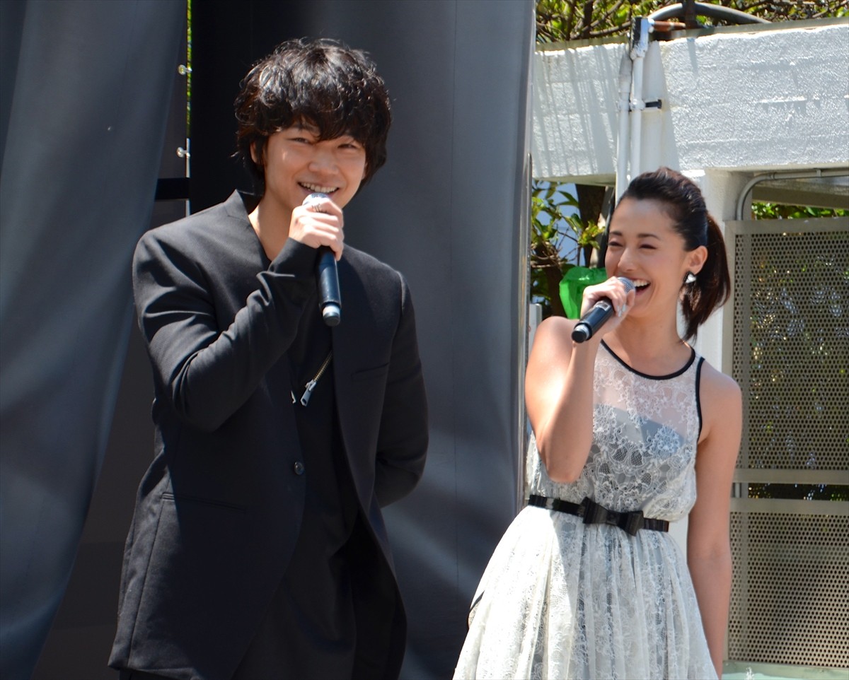 綾野剛、ざわちん山田孝之メイクに「すごく似てる！ 身長もこんな感じ」と絶賛