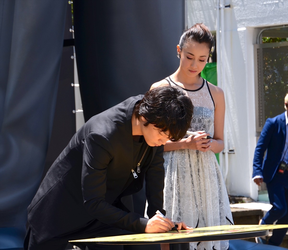 綾野剛、ざわちん山田孝之メイクに「すごく似てる！ 身長もこんな感じ」と絶賛