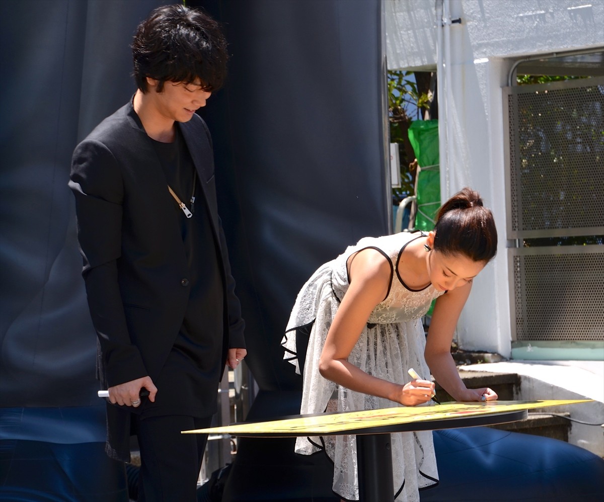 綾野剛、ざわちん山田孝之メイクに「すごく似てる！ 身長もこんな感じ」と絶賛