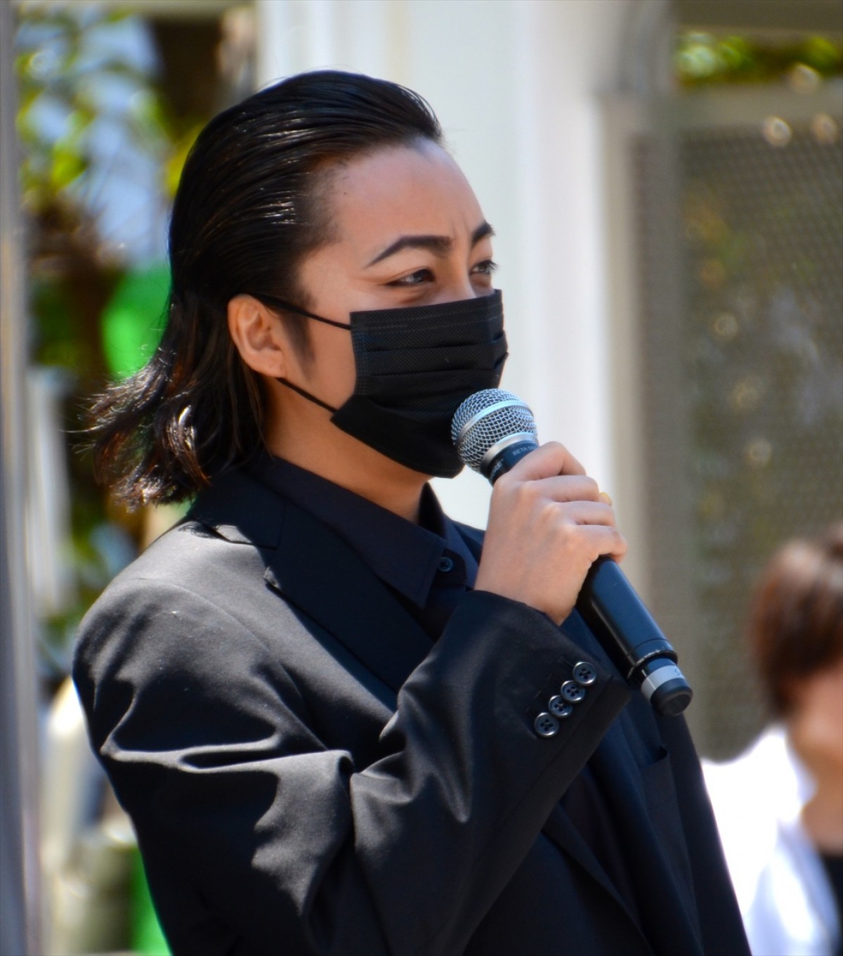 綾野剛、ざわちん山田孝之メイクに「すごく似てる！ 身長もこんな感じ」と絶賛