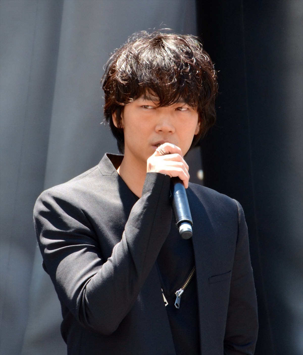 綾野剛、ざわちん山田孝之メイクに「すごく似てる！ 身長もこんな感じ」と絶賛