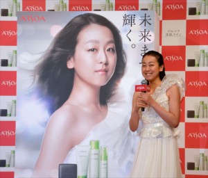 浅田真央、「アルソア美肌ライン」新広告ビジュアル発表会にて