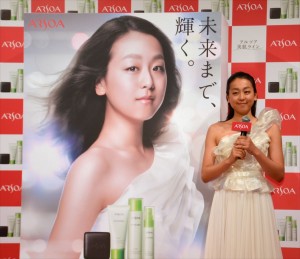 浅田真央、「アルソア美肌ライン」新広告ビジュアル発表会にて