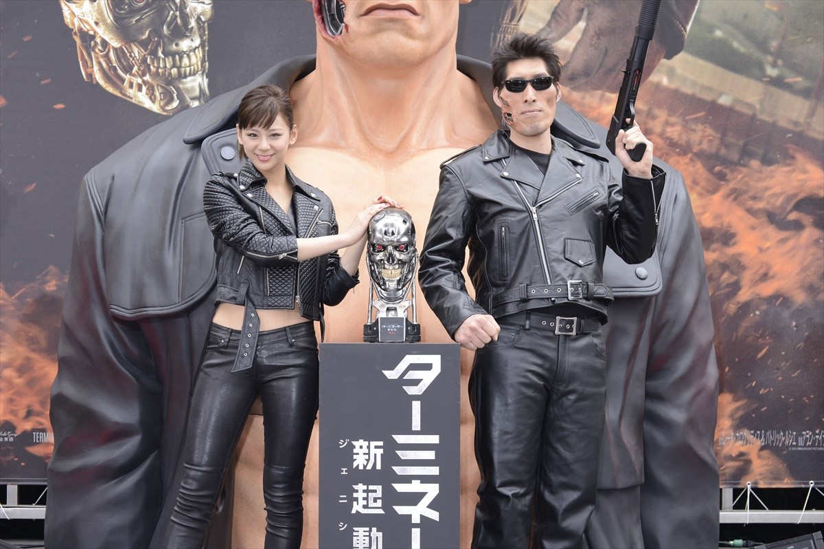 西内まりや、『ターミネーター』サラ風へそ出しルックでシュワ愛「私のヒーロー！」