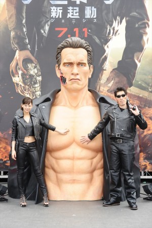 『ターミネーター』日本公開30周年記念イベントに登場した西内まりや、篠原信一