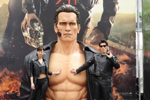 『ターミネーター』日本公開30周年記念イベントに登場した西内まりや、篠原信一