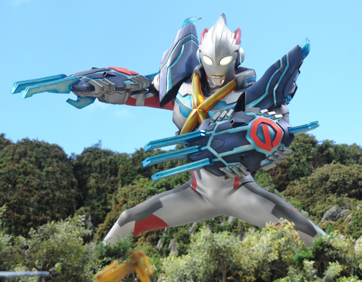 新作『ウルトラマンX』、必殺技は“ザナディウム光線”　人口怪獣と一体化する姿公開