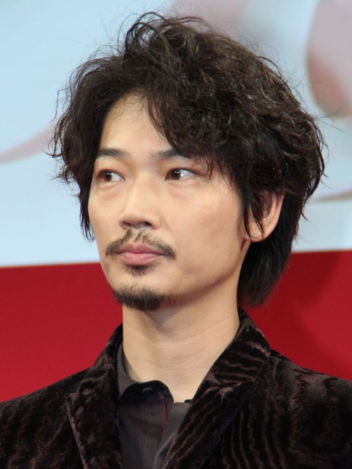 綾野剛「未来を考えるのが苦痛」“今”について何事にも熱弁