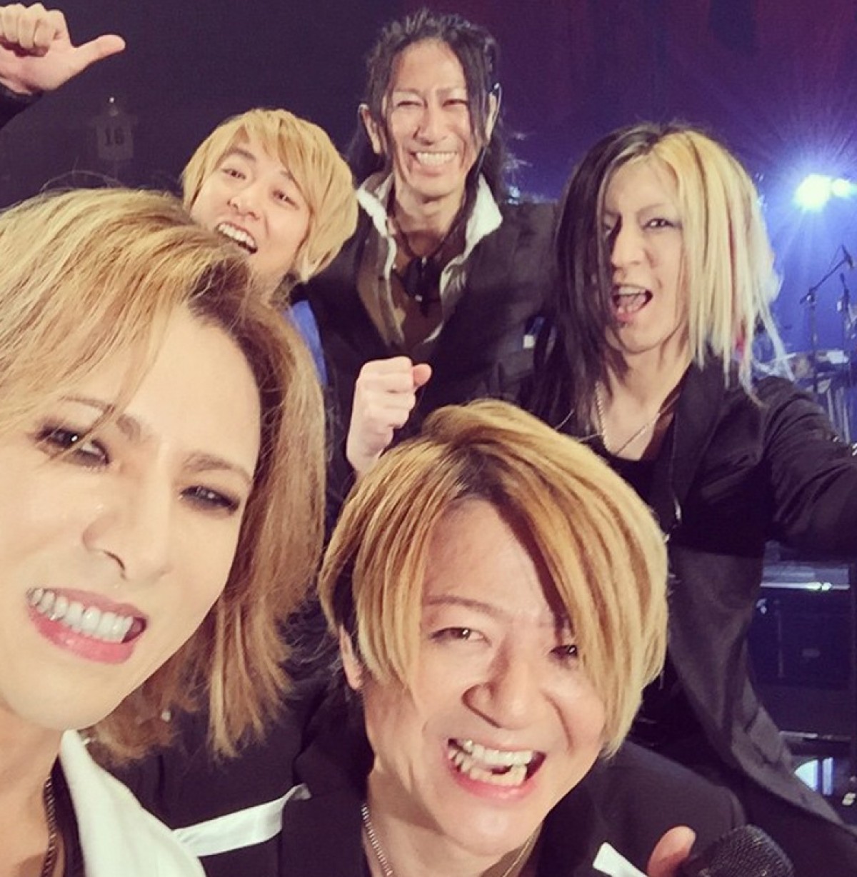 YOSHIKI、GLAYメンバーとステージ上でセルフィー