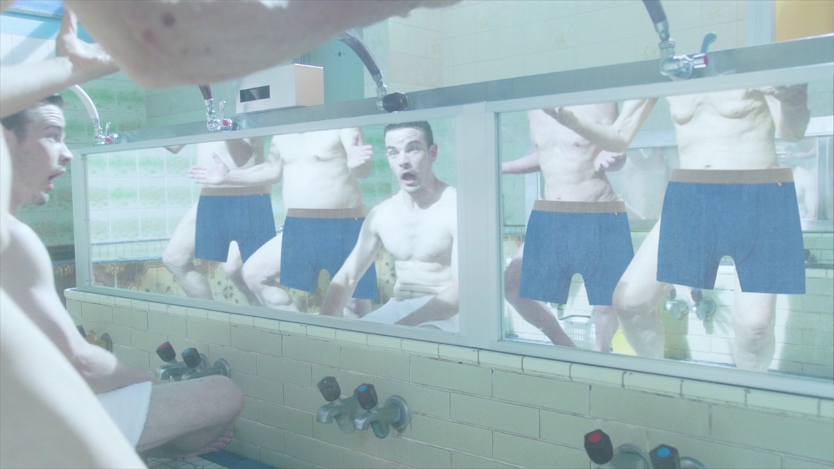 裸の男性に合わせてブルーパンツが映し出される！ AR×銭湯のスペシャル動画公開