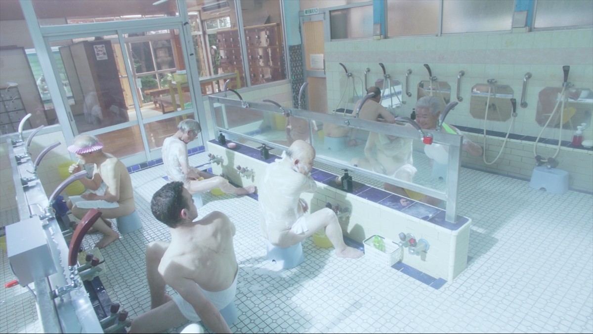 裸の男性に合わせてブルーパンツが映し出される！ AR×銭湯のスペシャル動画公開