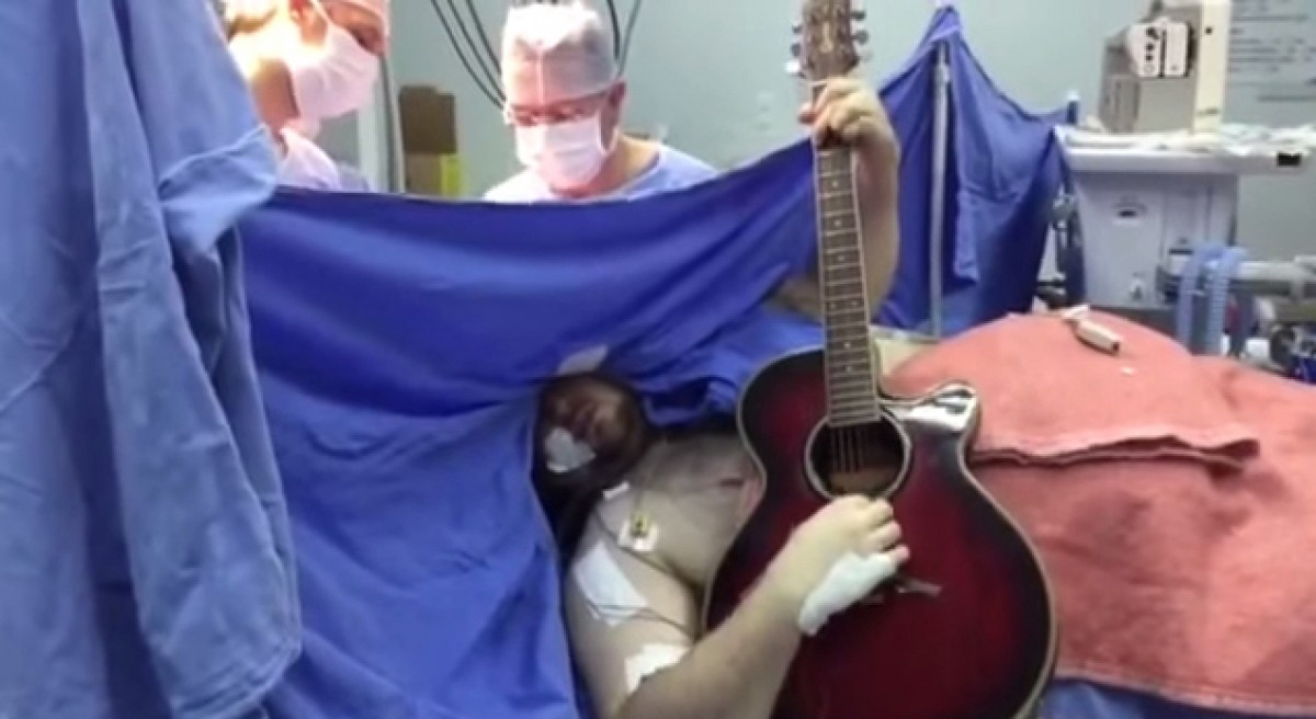 脳の手術中にギター演奏、患者と執刀医の挑戦に驚愕