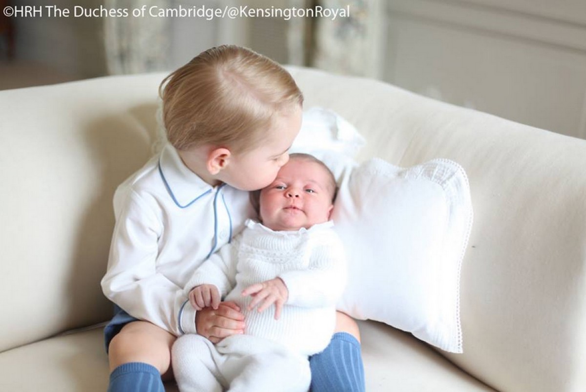 英王室ジョージ王子＆シャーロット王女のツーショット公開　キャサリン妃が撮影