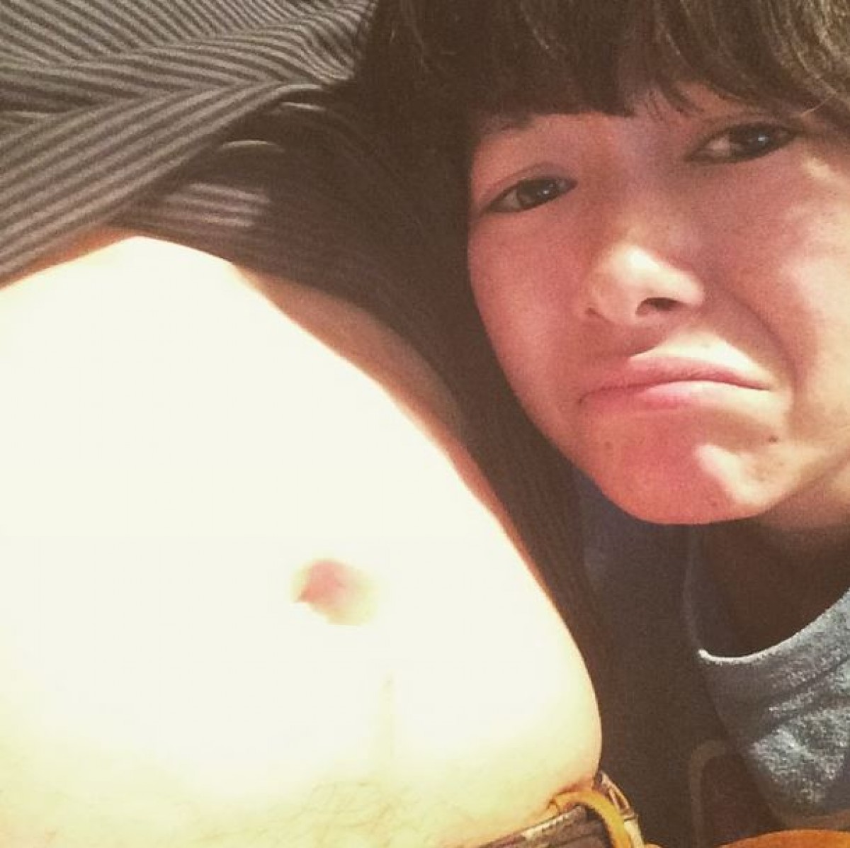 弟の腹を嘆く真木よう子