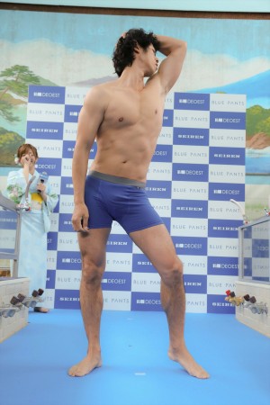 セーレン“ブルーパンツ”新商品発表会に出席した菊地亜美＆庄司智春