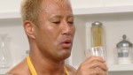 プロレスラー本間朋晃が、ハスキーボイスで食レポに挑戦！