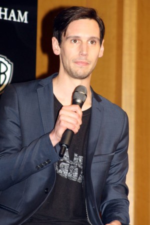 『GOTHAM／ゴッサム』緊急来日記者会に登場したコリー・マイケル・スミス