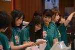 乃木坂46、セブン-イレブンで接客・レジ打ちに挑戦！