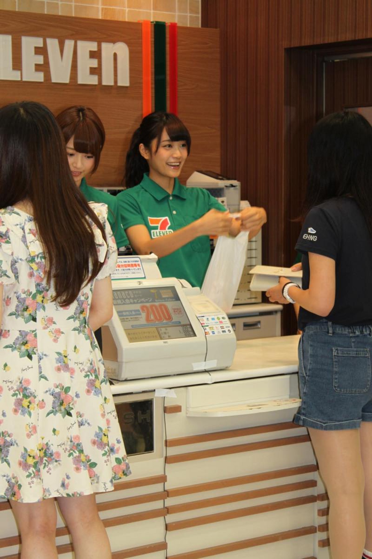 生駒里奈、松井玲奈との共演を希望！乃木坂46、セブンイレブンで接客＆レジ打ち挑戦