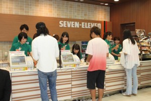 乃木坂46、セブン-イレブンで接客・レジ打ちに挑戦！