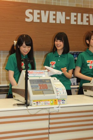 乃木坂46、セブン-イレブンで接客・レジ打ちに挑戦！