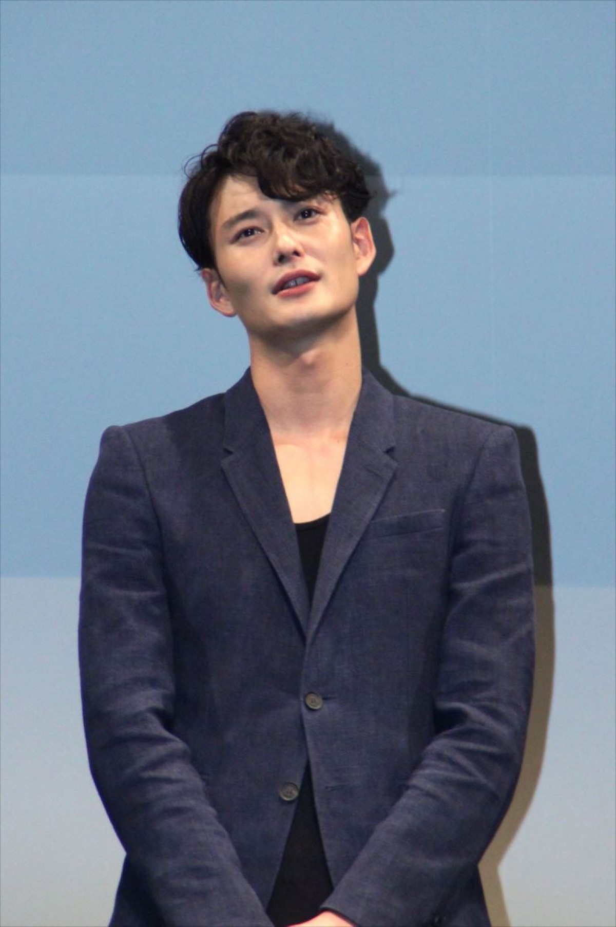 岡田将生「初めてが染谷でよかった」壁ドンを超えた“壁ドカン”生披露