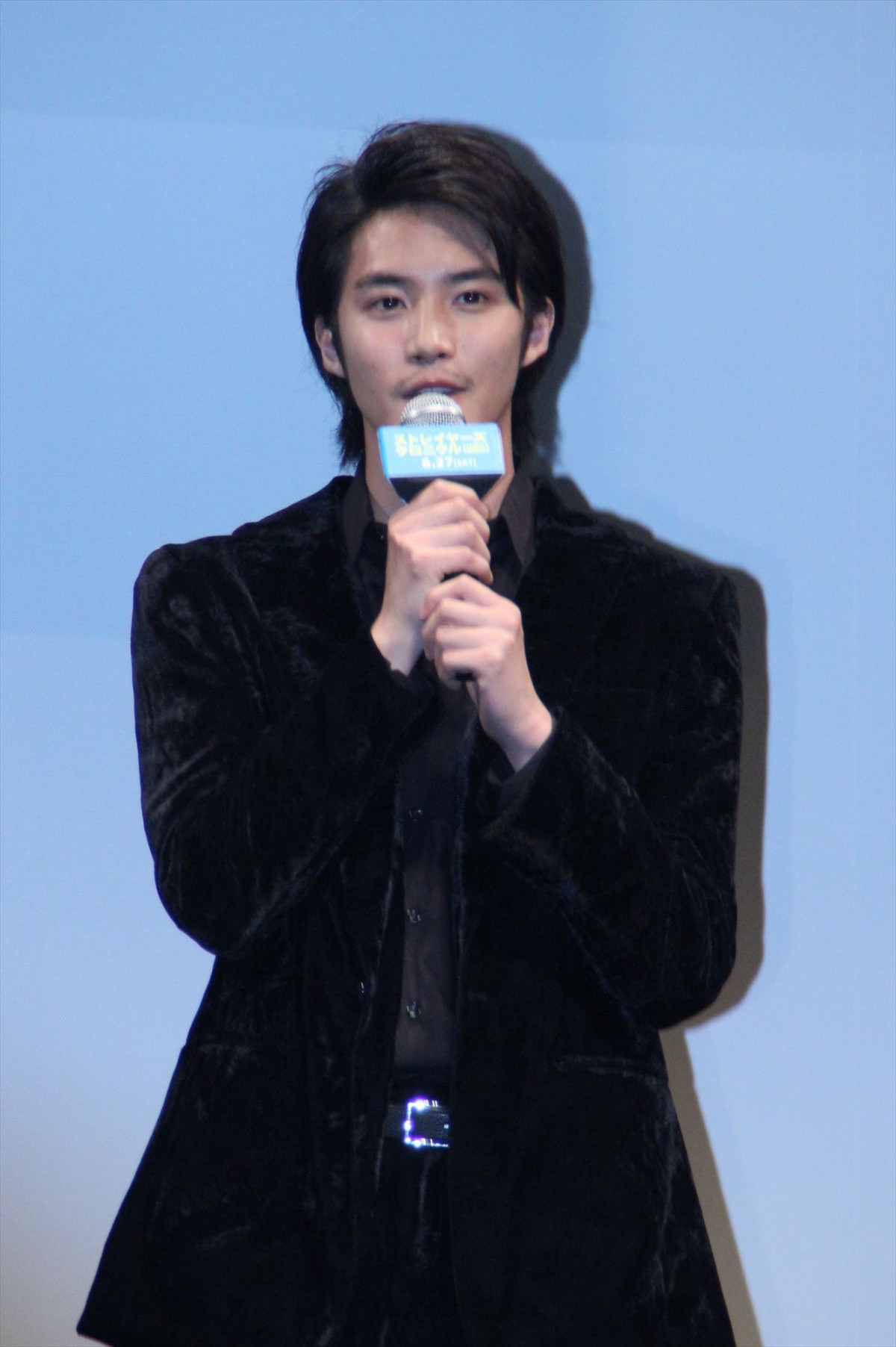 岡田将生「初めてが染谷でよかった」壁ドンを超えた“壁ドカン”生披露