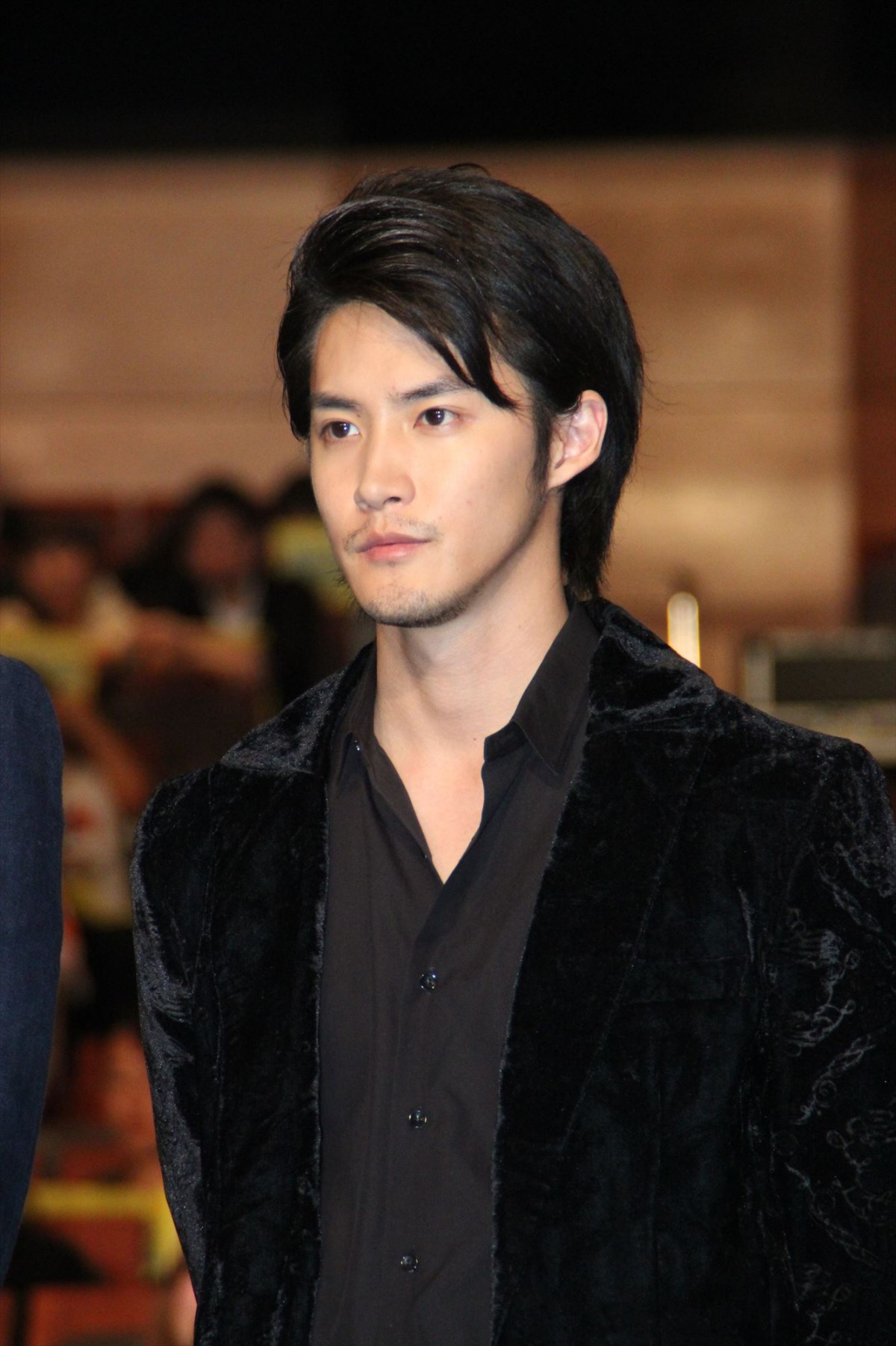 岡田将生「初めてが染谷でよかった」壁ドンを超えた“壁ドカン”生披露