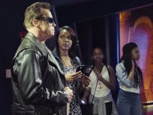 ターミネーターのろう人形に扮したシュワちゃんが観光客にドッキリ