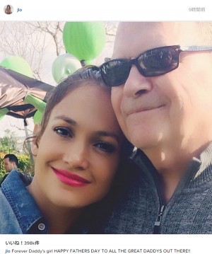 ジェニファー・ロペス、父との写真を投稿