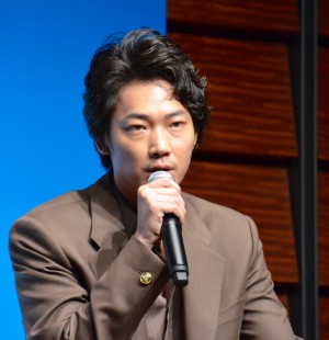 『天空の蜂』完成披露報告会に出席した綾野剛