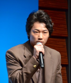 『天空の蜂』完成披露報告会に出席した綾野剛