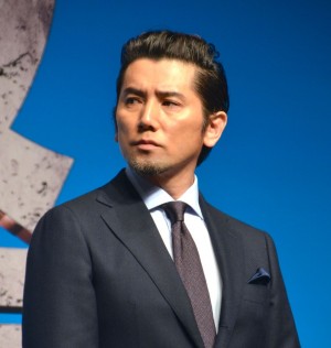 『天空の蜂』完成披露報告会に出席した本木雅弘