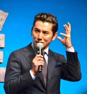 『天空の蜂』完成披露報告会に出席した本木雅弘