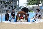 『東京サマーランド プール開き宣言2015』に登場した保田圭とねば〜る君
