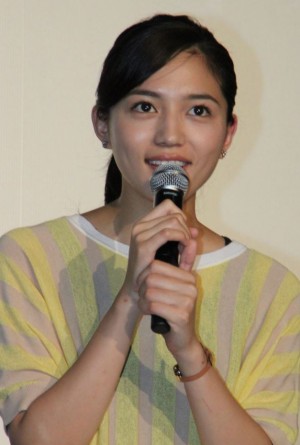川口春奈、『探偵の探偵』舞台挨拶にて