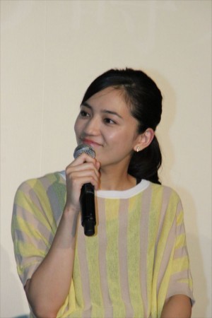 川口春奈、『探偵の探偵』舞台挨拶にて