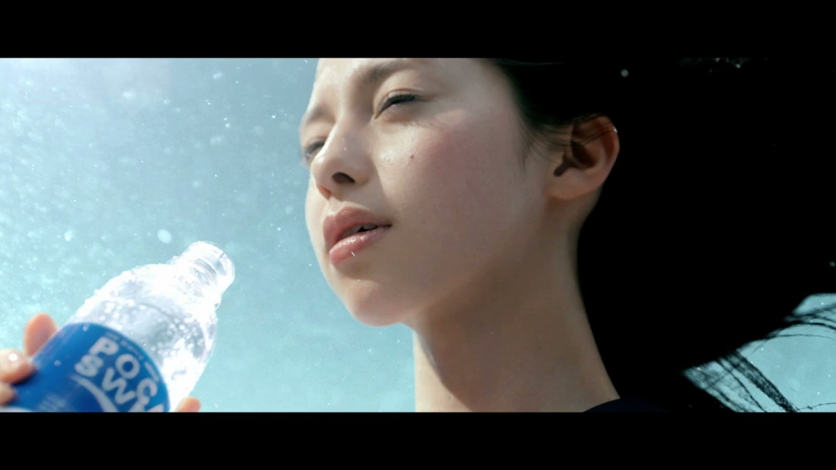 中条あやみ、水しぶきの中パワフルに熱唱！ポカリスエット新CMで新たな一面を披露