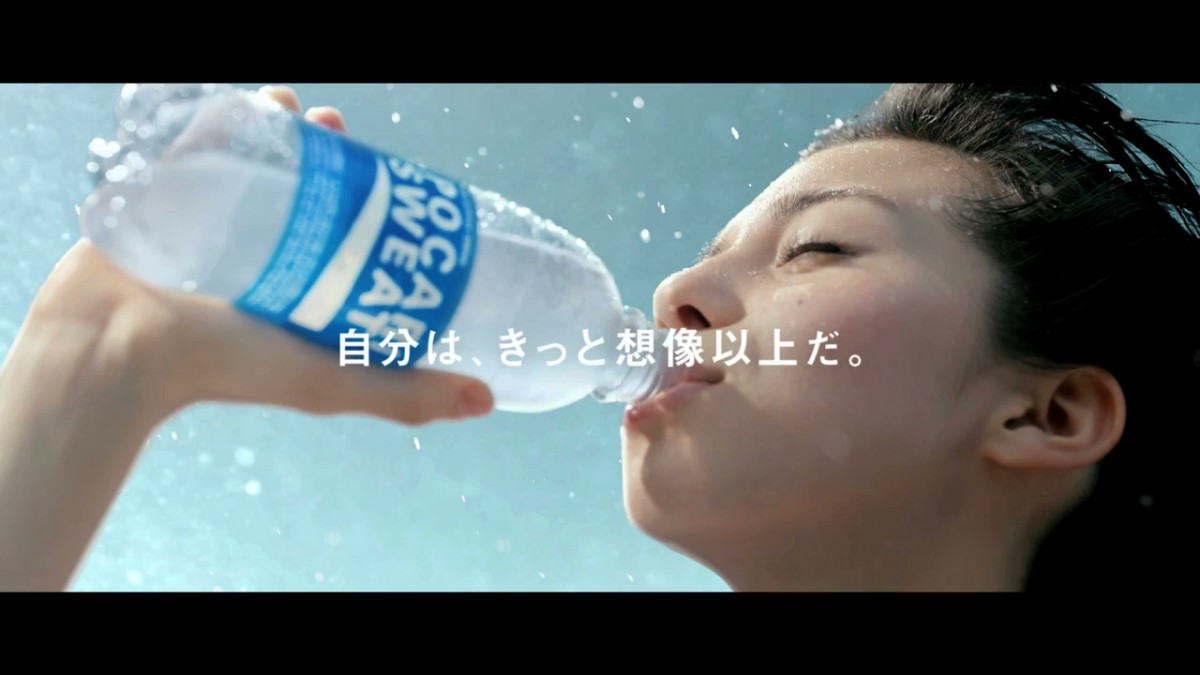 中条あやみ、水しぶきの中パワフルに熱唱！ポカリスエット新CMで新たな一面を披露