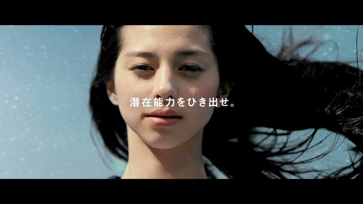 中条あやみ、水しぶきの中パワフルに熱唱！ポカリスエット新CMで新たな一面を披露