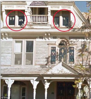 ストリートビューが捉えた“憑かれた家”に震撼　誰もいないはずの家屋に手が…　