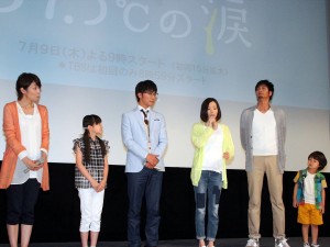 TBS系連続ドラマ『37.5℃の涙』舞台挨拶の様子（左より、水野美紀、鈴木梨央、成宮寛貴、蓮佛美沙子、速水もこみち、横山歩）