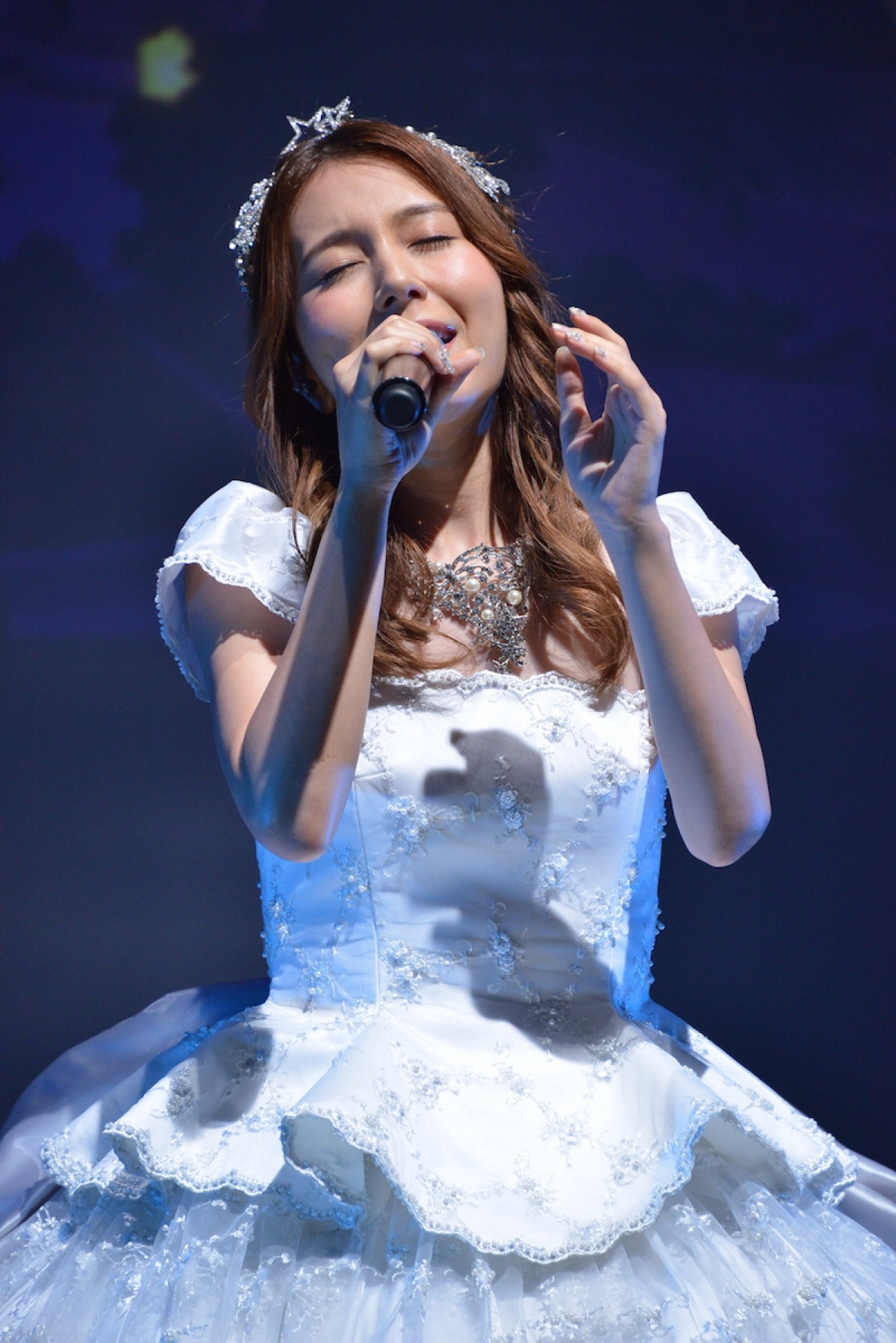 May J.、ディズニーとの再コラボに喜ぶ「去年からずっと温めていた」新曲熱唱