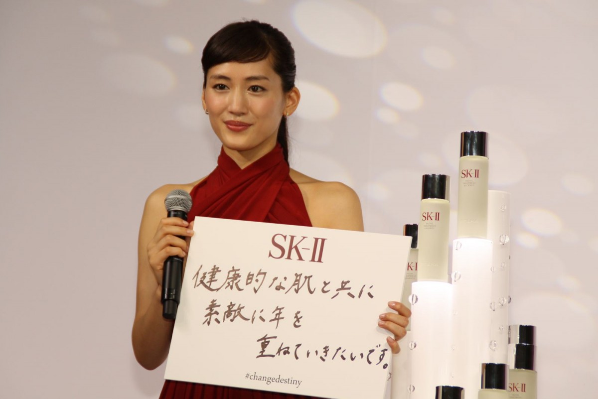 綾瀬はるか、セクシーな赤ドレスで会場を魅了　“背中見せ”大胆ポーズ披露