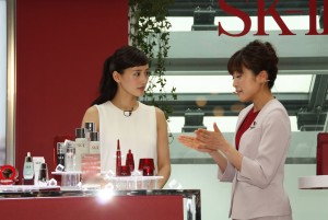 「この夏SK‐IIと 『運命よりも、きれいになろう。』 “美肌チェンジ” 披露イベント」に出席した綾瀬はるか