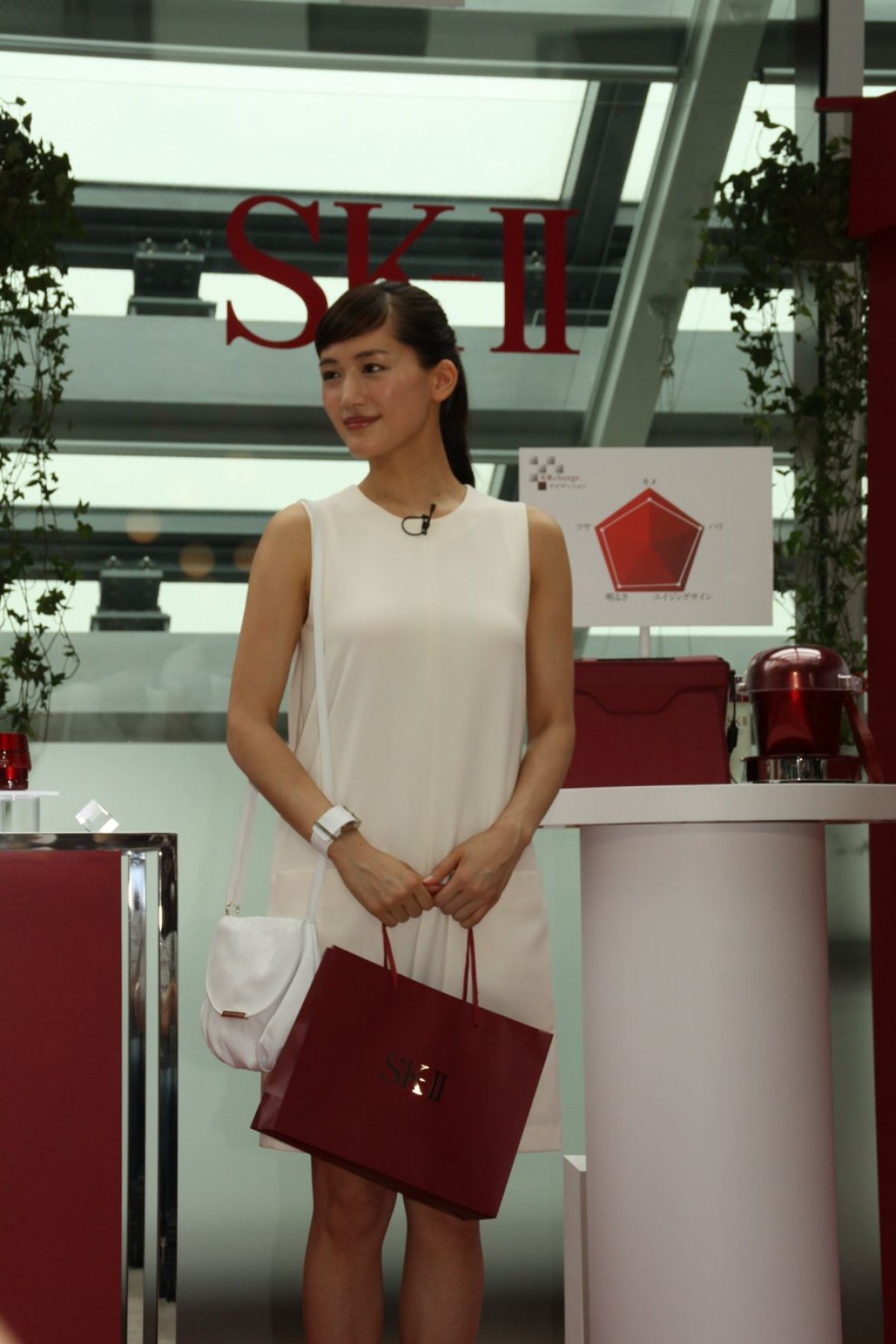 綾瀬はるか、セクシーな赤ドレスで会場を魅了　“背中見せ”大胆ポーズ披露