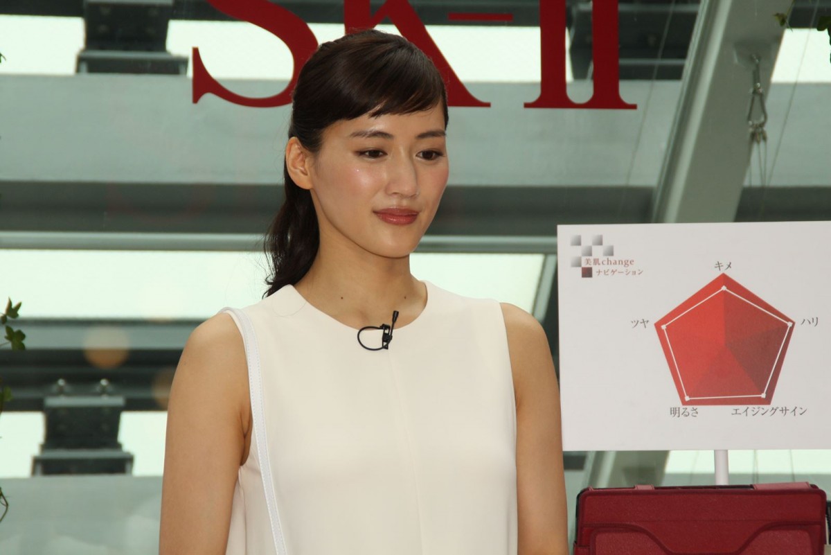 綾瀬はるか、セクシーな赤ドレスで会場を魅了　“背中見せ”大胆ポーズ披露