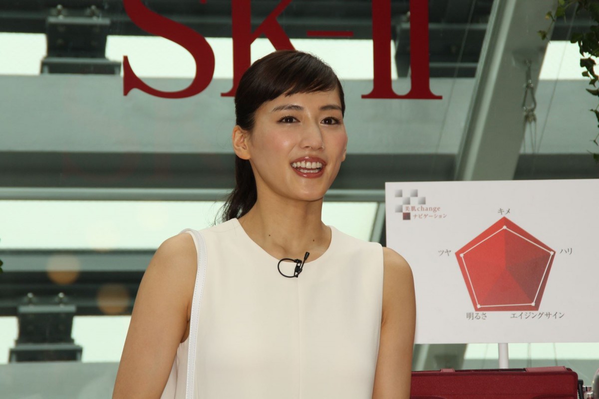 綾瀬はるか、セクシーな赤ドレスで会場を魅了　“背中見せ”大胆ポーズ披露