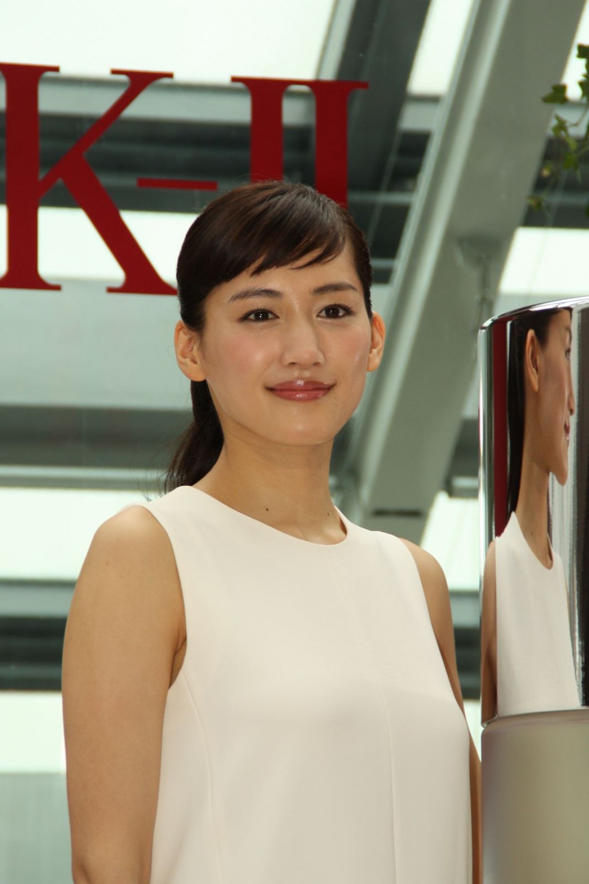 綾瀬はるか、セクシーな赤ドレスで会場を魅了　“背中見せ”大胆ポーズ披露