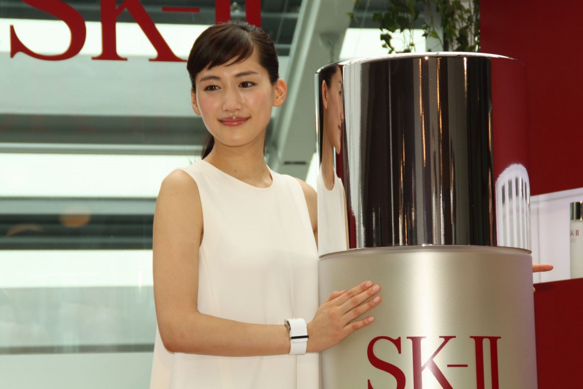 綾瀬はるか、セクシーな赤ドレスで会場を魅了　“背中見せ”大胆ポーズ披露